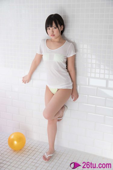 巨胸爆乳美女露双奶头挤奶